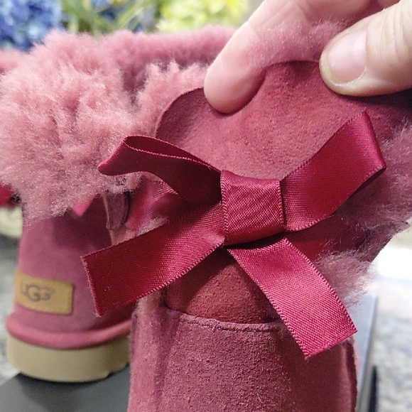 "UGG"Womans Sz.8 Low Bailey Bow Fuchsia Suede Boots .Has a few spots(pictured) - Picture 8 of 13
